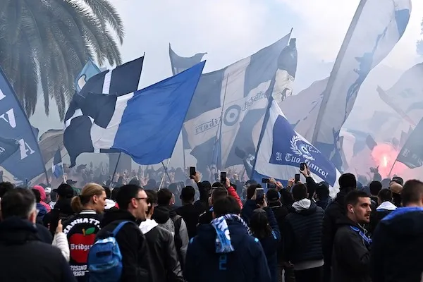 Ultras di Napoli e Lazio sfiorano lo scontro in autostrada – VIDEO