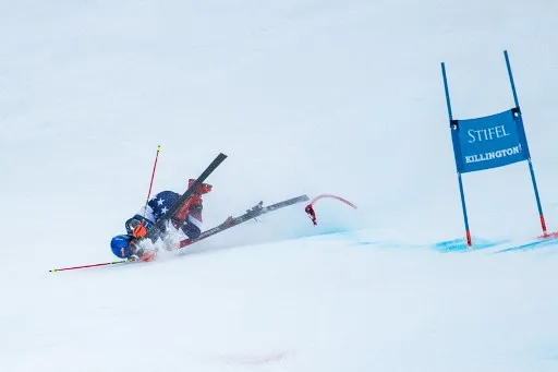 Shiffrin cade rovinosamente nel finale del gigante, si teme un grave infortunio